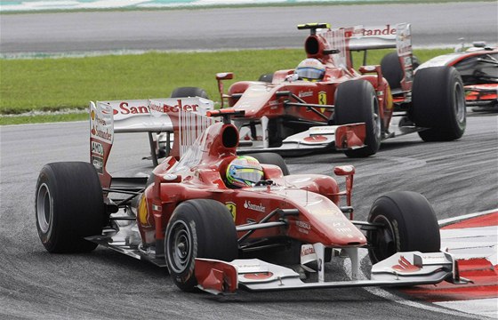 Duo voz Ferrari ve Velké cen Malajsie. Felipe Massa v popedí a Fernando Alonso.