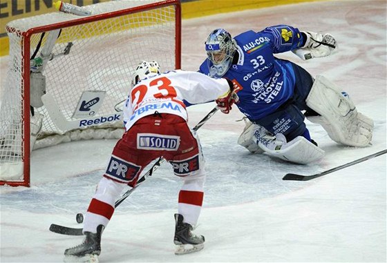 Takhle pekonával v loském play-off vítkovického brankáe tpánka Vladimír Rika. Letos se slávistm doma v koncovce nedaí.