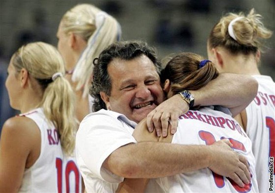 abtaj Kalmanovi objímá svou enu Annu Archipovovu po vítzném zápase na olympiád 2004
