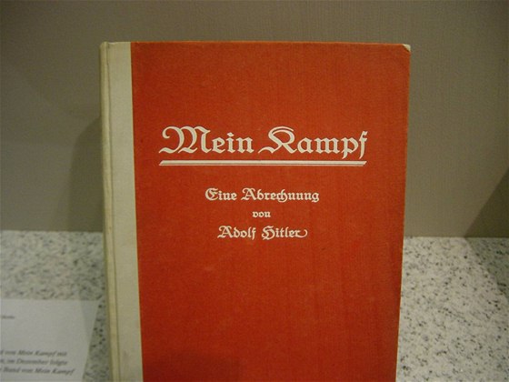 Vydání Mein Kampf v nmin. Ilustraní foto