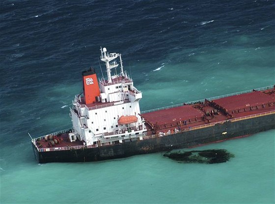 Záchranái se snaí zastavit naftu, která vytéká z havarované ínské lodi.