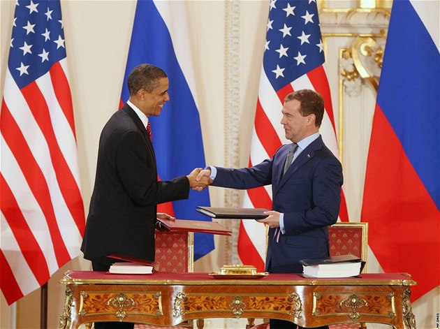 Barack Obama a Dmitrij Medved�v p�i podpisu smlouvy START ve �pan�lském sále