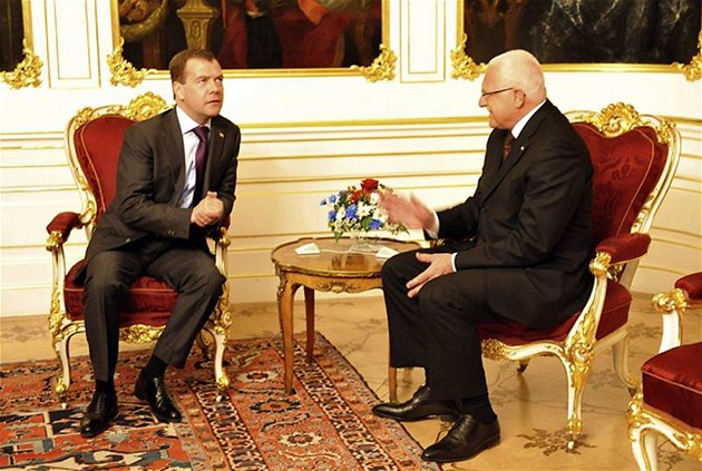 Prezident Václav Klaus s ruským kolegou Dmitrijem Medved�vem p�i brífinku na Pra�ském hrad� (7. dubna 2010)