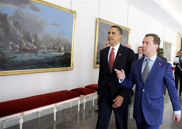 Prezidenti Barack Obama a Dmitrij Medved�v procházejí chodbou Pra�ského hradu po podpisu smlouvy START (8. dubna 2010)