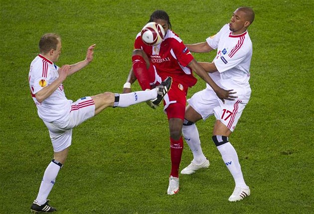 David Jarolím (vlevo) a Jerome Boateng obklí�ili Dieumerciho Mbokaniho z Lutychu. 