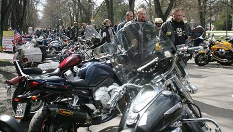 V Podbradech motorki vystavili sv stroje. (3. dubna 2010)