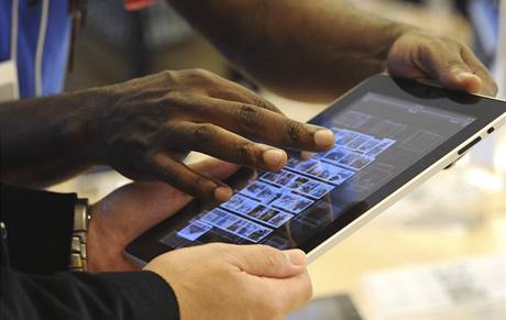 První zákazníci si kupují nový iPad od společnosti Apple. (3. dubna 2010)