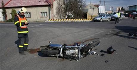 Tragick nedln nehoda motocyklu Kawasaki a Seatu v Bohumn