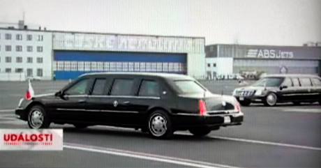 Ob limuzny americkho prezidenta Baracka Obamy na letiti v Ruzyni.