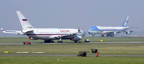Dv nejsteenj letadla svta stoj kousek od sebe na praskm letiti v Ruzyni. Vlevo je Iljuin ruskho prezidenta Dmitrije Medvedva, vpravo pak letadlo Air Force One Baracka Obamy