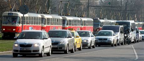 Kvli ptomnosti prezident USA a Ruska jsou v Praze rozshl dopravn opaten. (8. dubna 2010)