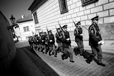 Hradn str pochoduje v ulicch nedaleko Praskho hradu. (8. dubna 2010)
