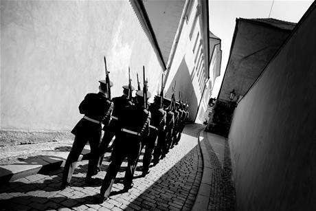 Hradn str pochoduje v ulicch nedaleko Praskho hradu. (8. dubna 2010)