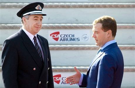 Rusk prezident Dmitrij Medvedv nastupuje do svho letadla chvli ped odletem z Prahy. (7. dubna 2010)