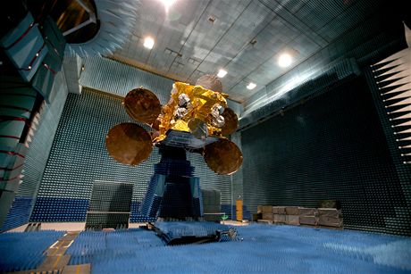 Satelit Astra 3B vyrobený firmou Astrium čeká v továrně v Toulouse na transport do Jižní Ameriky