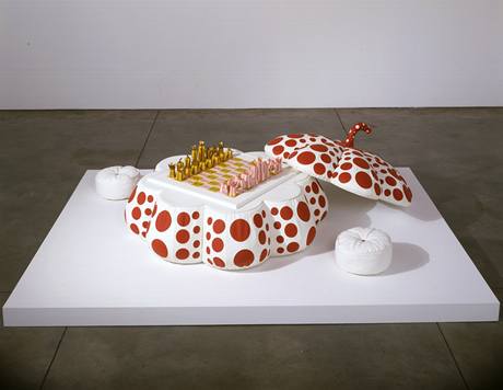 Yayoi Kusama: Dov souprava, 2003 (z vstavy Umn achu)