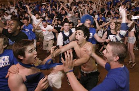 Euforie fanouk tmu Duke po triumfu v univerzitnm ampiontu NCAA.