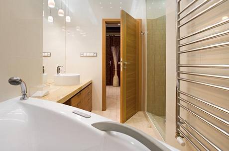 Do zrekonstruované koupelny se vešla nejen rohová vana, ale rovněž prostorný sprchový kout, umístěný v bývalém vstupu do dalšího pokoje
