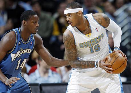 Carmelo Anthony (vpravo) z Denveru Nuggets se chyt uniknout kolem Ala Thorntona z Washingtonu Wizards