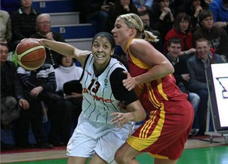 Candace Parkerov (vlevo) z Jekatrinburgu pechz pes Ivanu Veeovou z Galatasaray Istanbul