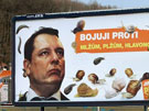 Pedvolebn billboardy proti pedsedovi SSD Jimu Paroubkovi.