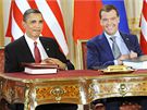 Prezidenti Barack Obama a Dmitrij Medvedv pi podpisu smlouvy START ve panlském sále Praského hradu. (8. dubna 2010)