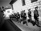 Hradní strá pochoduje v ulicích nedaleko Praského hradu. (8. dubna 2010)