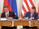 Barack Obama a Dmitrij Medvedv pi podpisu smlouvy START ve panlském sále Praského hradu. (8. dubna 2010)