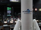 Kosmodrom v Kourou, Francouzská Guyana: ídící stedisko letu. V popedí model rakety Ariane 5. 