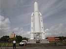 Kosmodrom v Kourou, Francouzská Guyana:  ped ídícím stediskem stojí maketa Ariane 5 v tém ivotní velikosti