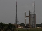 Kosmodrom v Kourou, Francouzská Guyana: raketa Ariane 5 na startu. Uvnit nese satelit Astra 3B a vojenský komunikaní satelit Bundeswehru