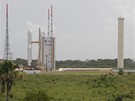Kosmodrom v Kourou, Francouzská Guyana: raketa Ariane 5 na startu. Uvnit nese satelit Astra 3B a vojenský komunikaní satelit Bundeswehru pi pohledu z pvodního bunkru