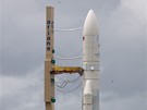 Kosmodrom v Kourou, Francouzská Guyana:  Ariane 5 je vytahována z haly pro...