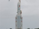 Kosmodrom v Kourou, Francouzská Guyana:  Ariane 5 je vytahována z haly pro finální montá ped startem. Odtud putuje u rovnou na vzletovou rampu 