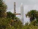 Kosmodrom v Kourou, Francouzská Guyana:  Ariane 5 je vytahována z haly pro finální montá ped startem. Odtud putuje u rovnou na vzletovou rampu 