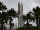 Ariane 5 je vytahována z haly pro finální montá ped startem. Odtud putuje u