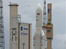 Kosmodrom v Kourou, Francouzská Guyana:  Ariane 5 na vzletové ramp. Sloupy okolo slouí jako ochrana proti bleskm.