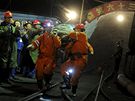 Záchranái dostali po osmi dnech dalího zachránného horníka ze zatopeného ínského dolu v provincii an-si (5. dubna 2010)