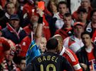 védský rozhodí Jonas Eriksson ukazuje ervenou kartu liverpoolskému Ryanu Babelovi v utkání s  Benfikou Lisabon. 