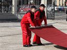 Dlníci pokládají koberec pro Dmitrije Medvedva (7. dubna 2010)
