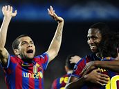 G�LOV� RADOST. Hr��i Barcelony oslavuj� Lionela Messiho (vpravo stoj� z�dy), kter� pr�v� vst�elil g�l.