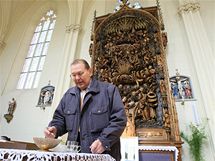 Světelský oltář usiluje o zápis na seznam Unesco, na snímku Vladimír Vanc připravuje mši.