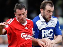 James McFadden z Birminghamu (vpravo) svd souboj s Jamiem Carragherem, obrncem Liverpoolu