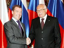 Po pletu se rusk prezident Dmitrij Medvedv setkal se svm eskm protjkem Vclavem Klausem. (7. dubna 2010)