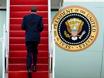 Americk prezident Barack Obama nastupuje do letounu Air Force One ped odletem na summit do Prahy (8. dubna 2010)