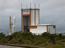 Kosmodrom v Kourou, Francouzsk Guyana: Ariane 5 je vytahovna z haly pro...