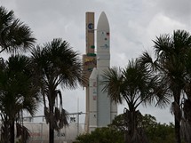 Ariane 5 je vytahovna z haly pro finln mont ped startem. Odtud putuje u