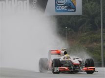 Lewis Hamilton s vozem McLaren v detiv kvalifikaci GP Malajsie.
