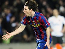 GLOV RADOST. Lionel Messi z Barcelony se raduje ze vstelenho glu.