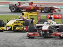 Lewis Hamilton (vpravo) s vozem McLaren a Vitalij Petrov (Renault) ve Velk cen Malajsie.
